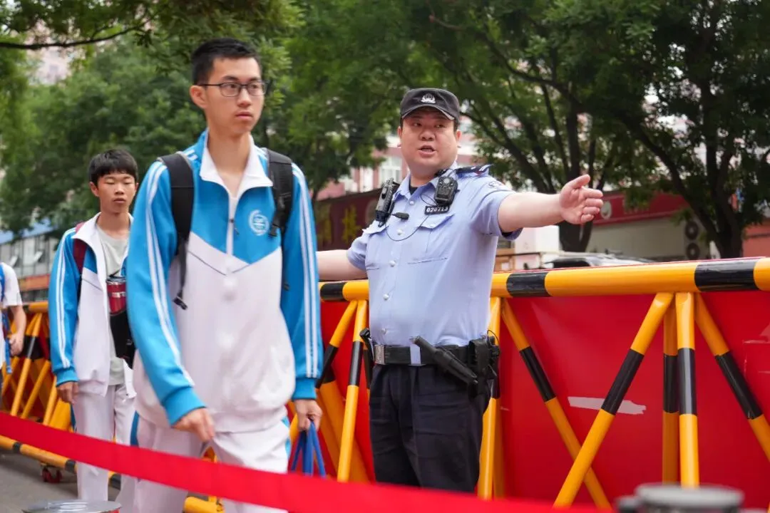 必胜!中考第一天!海淀2.4万余名考生赴考,现场直击——-第20张图片-四季读书网 必胜!中考第一天!海淀2.4万余名考生赴考,现场直击——-第20张图片-四季读书网
