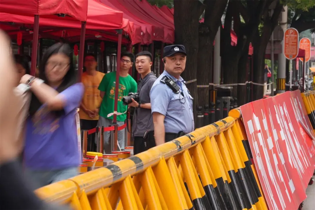 必胜!中考第一天!海淀2.4万余名考生赴考,现场直击——-第21张图片-四季读书网 必胜!中考第一天!海淀2.4万余名考生赴考,现场直击——-第21张图片-四季读书网