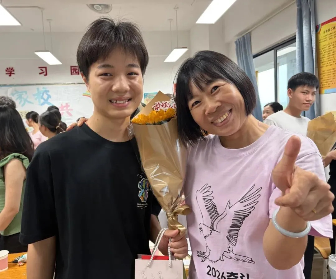 温情送福迎端午 家校同心战中考|八步第一初级中学开展“我为孩子送祝福”主题家长会-第8张图片-四季读书网