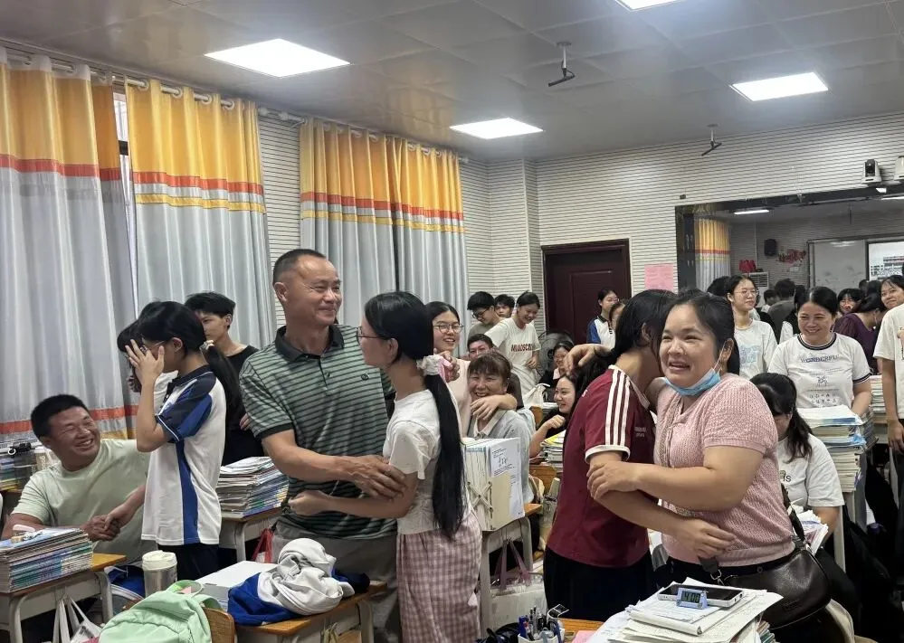 温情送福迎端午 家校同心战中考|八步第一初级中学开展“我为孩子送祝福”主题家长会-第9张图片-四季读书网