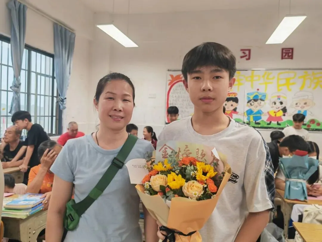 温情送福迎端午 家校同心战中考|八步第一初级中学开展“我为孩子送祝福”主题家长会-第29张图片-四季读书网