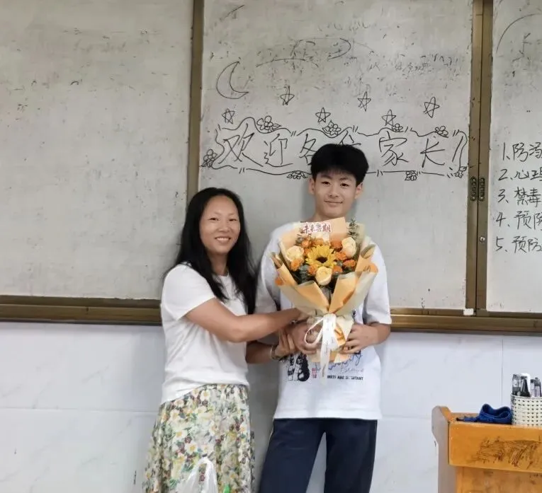 温情送福迎端午 家校同心战中考|八步第一初级中学开展“我为孩子送祝福”主题家长会-第31张图片-四季读书网