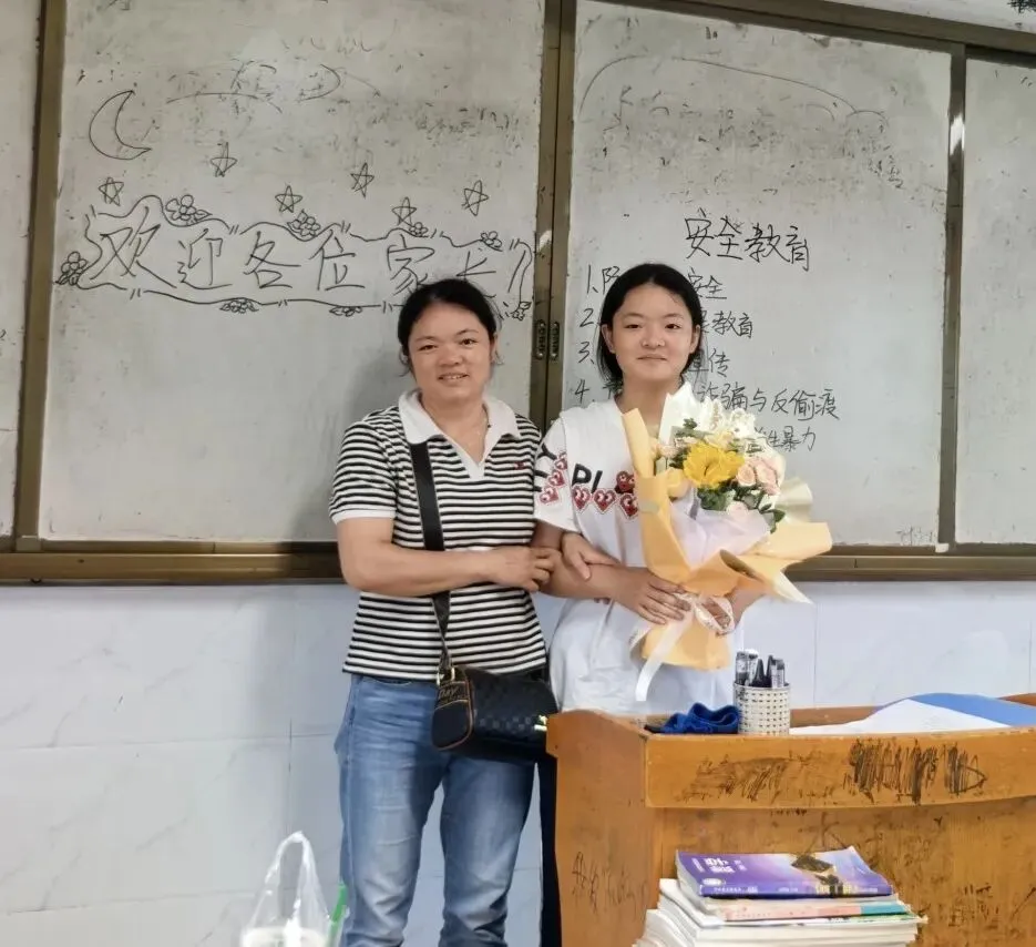 温情送福迎端午 家校同心战中考|八步第一初级中学开展“我为孩子送祝福”主题家长会-第32张图片-四季读书网