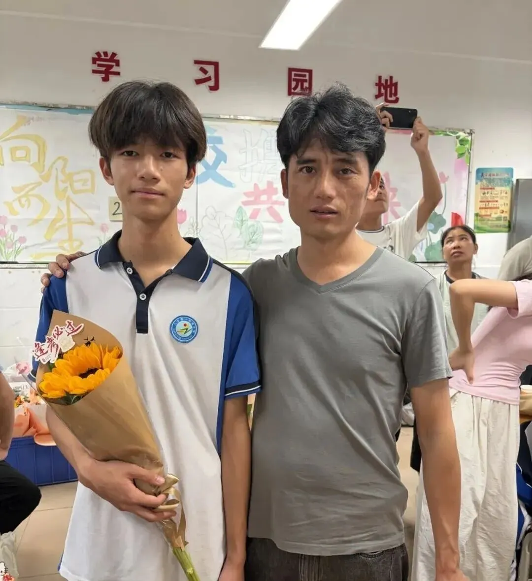 温情送福迎端午 家校同心战中考|八步第一初级中学开展“我为孩子送祝福”主题家长会-第51张图片-四季读书网