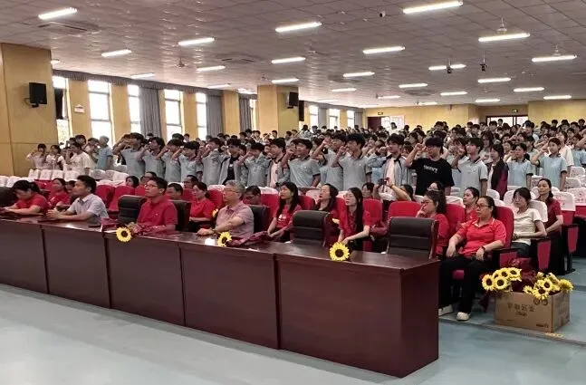 持笔砺锋,赢战中考 | 鹿鸣中学举行2026年初三中考出征动员大会-第15张图片-四季读书网