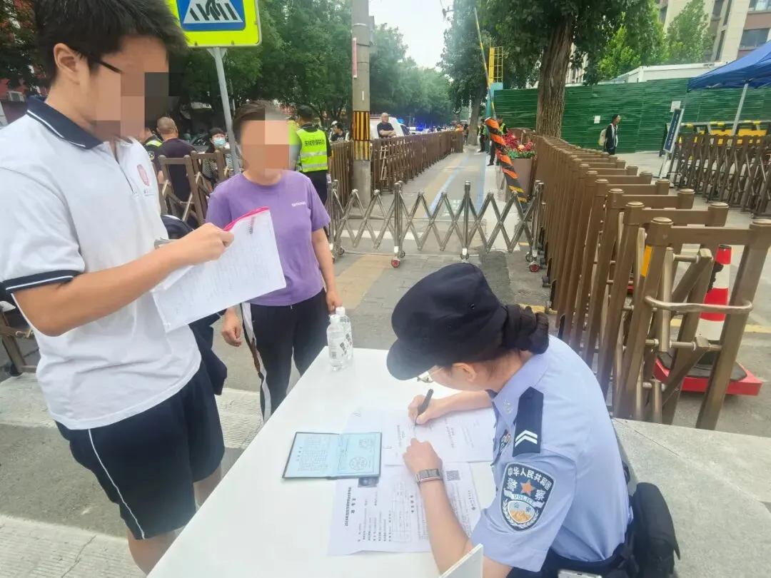 中考开考,北京警方一路护航——-第6张图片-四季读书网 中考开考,北京警方一路护航——-第6张图片-四季读书网