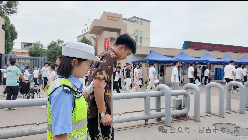护航中考,他们在路上→-第19张图片-四季读书网 护航中考,他们在路上→-第19张图片-四季读书网