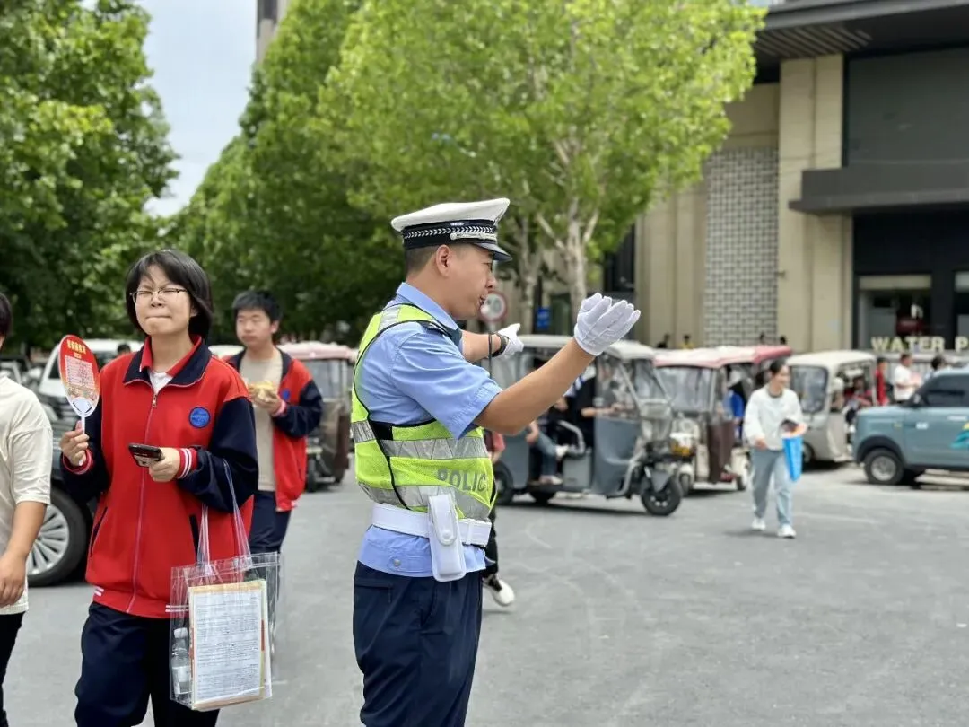 藏蓝护航中考,青春乘风远航!-第6张图片-四季读书网