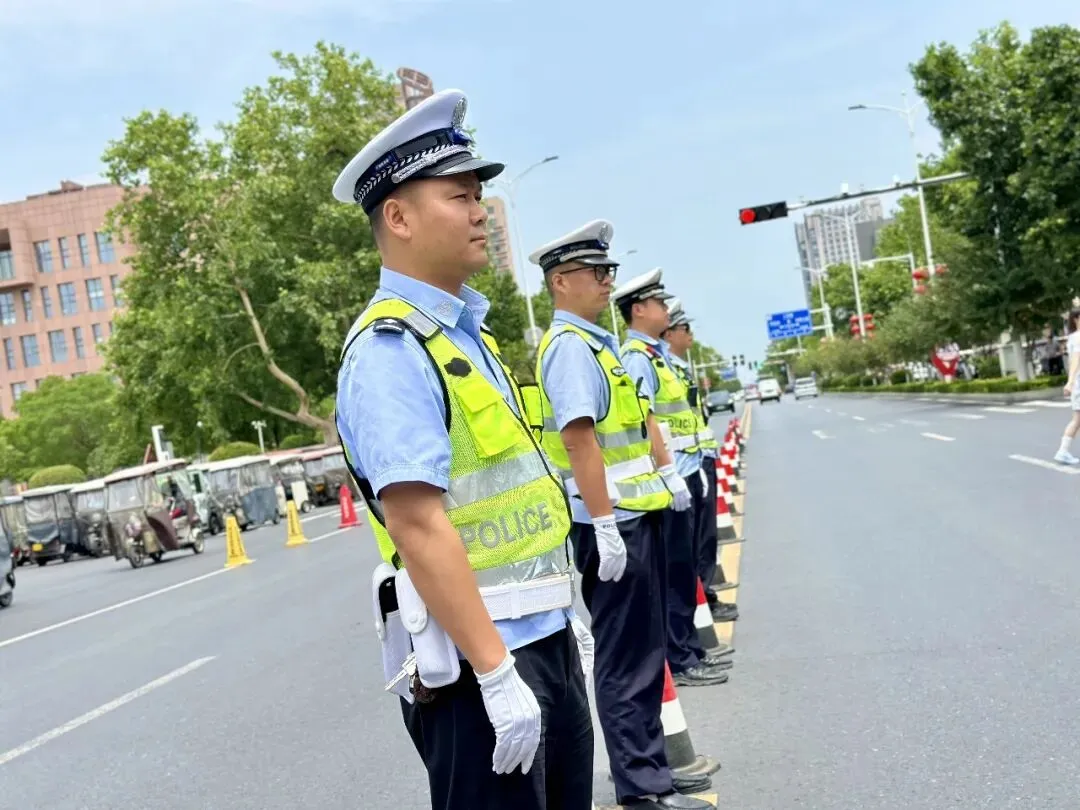 藏蓝护航中考,青春乘风远航!-第10张图片-四季读书网