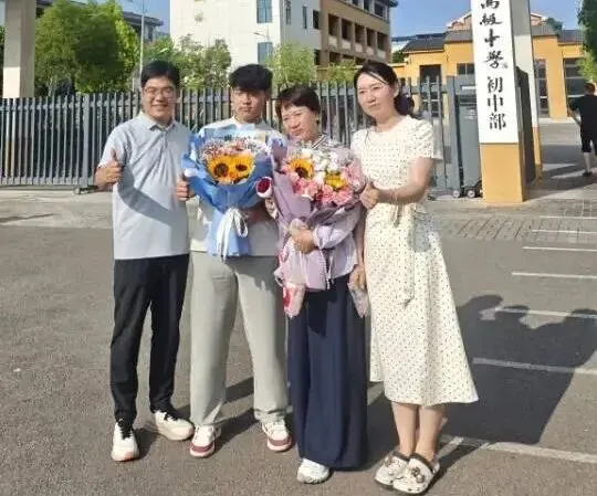 张花平 || 中考落幕,我珍藏起“国服第一班主任”的横幅-第5张图片-四季读书网 张花平 || 中考落幕,我珍藏起“国服第一班主任”的横幅-第5张图片-四季读书网
