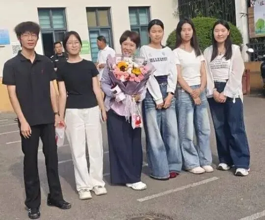 张花平 || 中考落幕,我珍藏起“国服第一班主任”的横幅-第8张图片-四季读书网 张花平 || 中考落幕,我珍藏起“国服第一班主任”的横幅-第8张图片-四季读书网