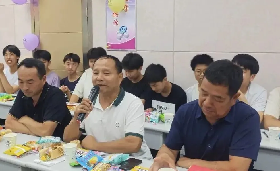 张花平 || 中考落幕,我珍藏起“国服第一班主任”的横幅-第12张图片-四季读书网 张花平 || 中考落幕,我珍藏起“国服第一班主任”的横幅-第12张图片-四季读书网