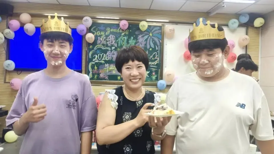 张花平 || 中考落幕,我珍藏起“国服第一班主任”的横幅-第21张图片-四季读书网 张花平 || 中考落幕,我珍藏起“国服第一班主任”的横幅-第21张图片-四季读书网