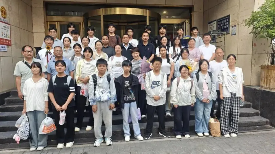 张花平 || 中考落幕,我珍藏起“国服第一班主任”的横幅-第30张图片-四季读书网 张花平 || 中考落幕,我珍藏起“国服第一班主任”的横幅-第30张图片-四季读书网