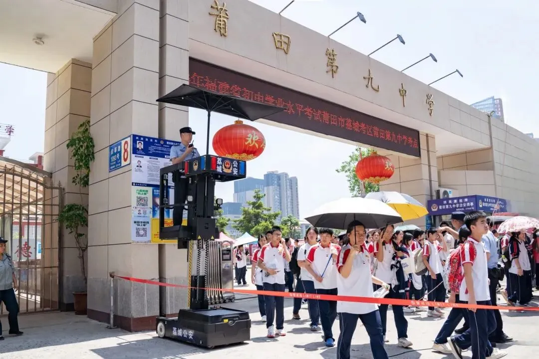 中考结束,荔城公安还在考点忙什么?-第3张图片-四季读书网