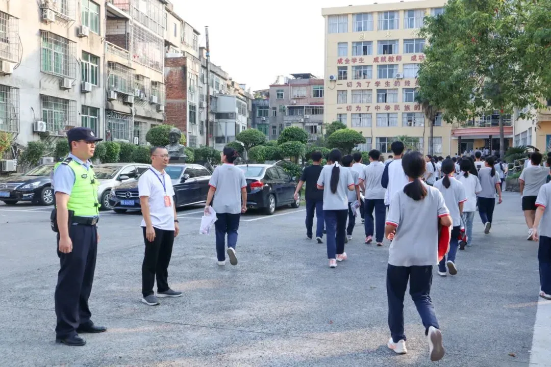中考结束,荔城公安还在考点忙什么?-第7张图片-四季读书网