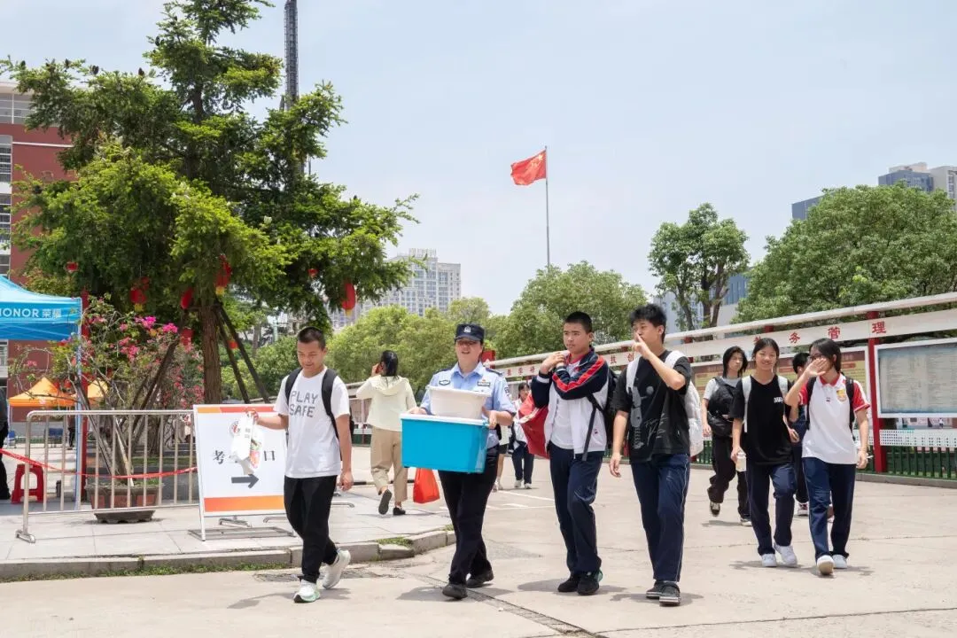 中考结束,荔城公安还在考点忙什么?-第11张图片-四季读书网