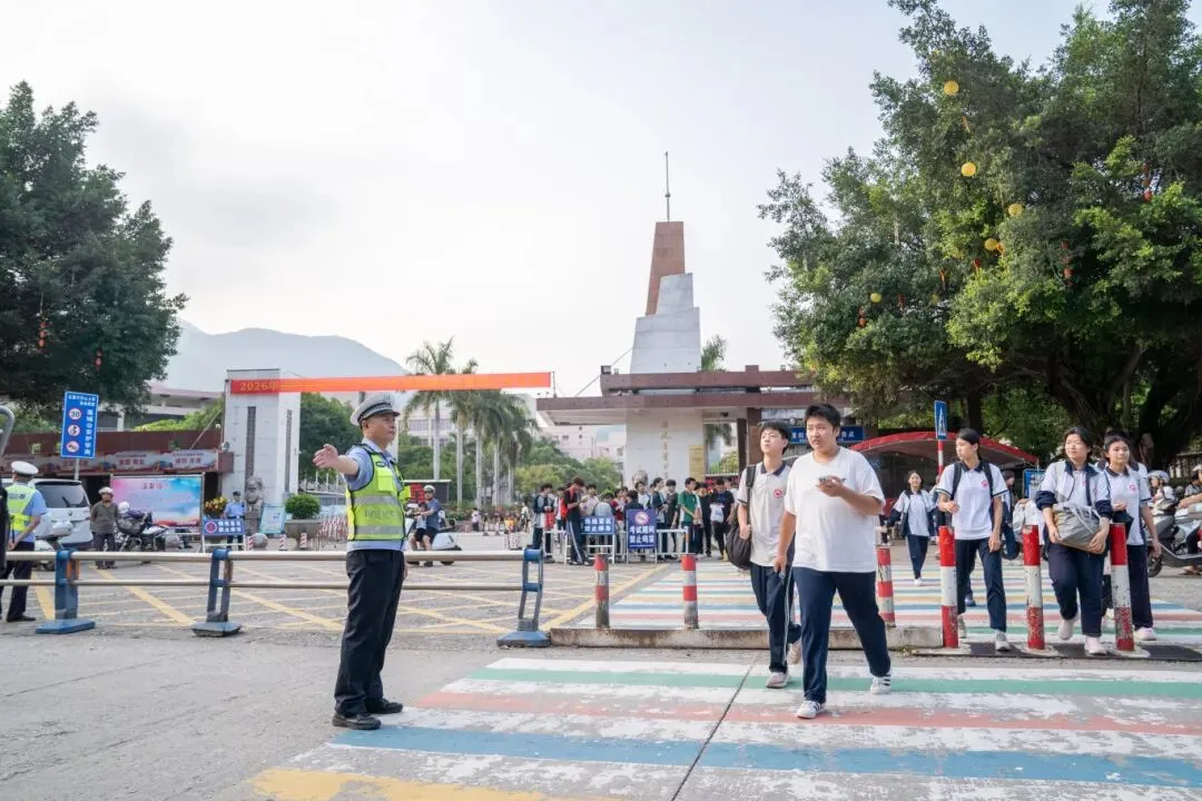 中考结束,荔城公安还在考点忙什么?-第12张图片-四季读书网