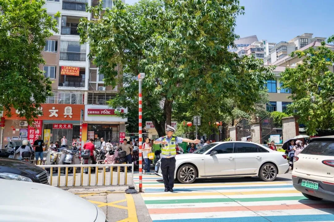 中考结束,荔城公安还在考点忙什么?-第13张图片-四季读书网
