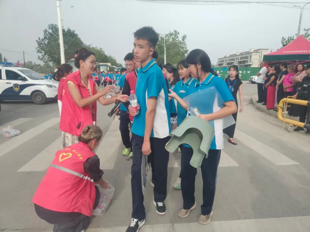 【志愿服务】邻里守望护中考 暖心志愿助成长-第3张图片-四季读书网