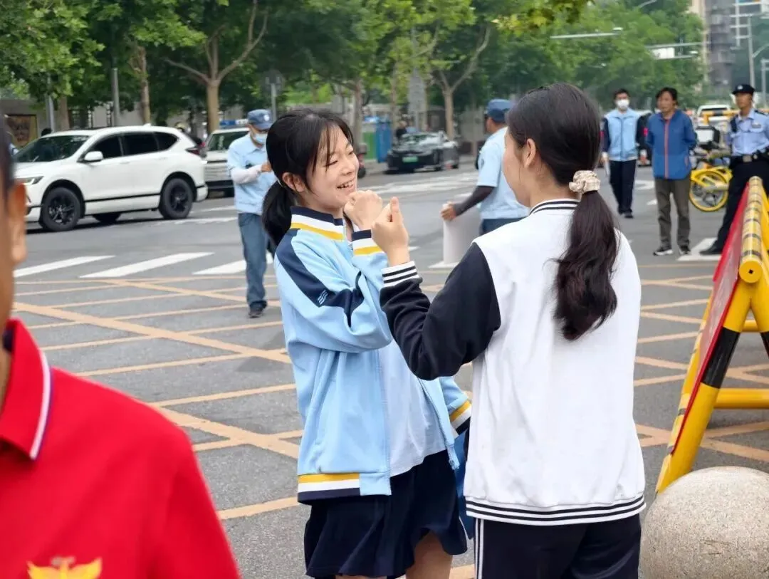 多图直击,北京中考首日——-第7张图片-四季读书网 多图直击,北京中考首日——-第7张图片-四季读书网