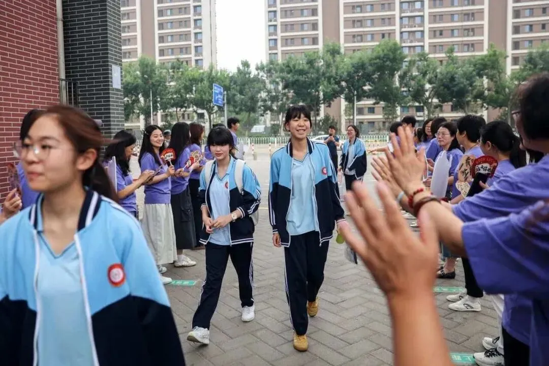 多图直击,北京中考首日——-第11张图片-四季读书网 多图直击,北京中考首日——-第11张图片-四季读书网