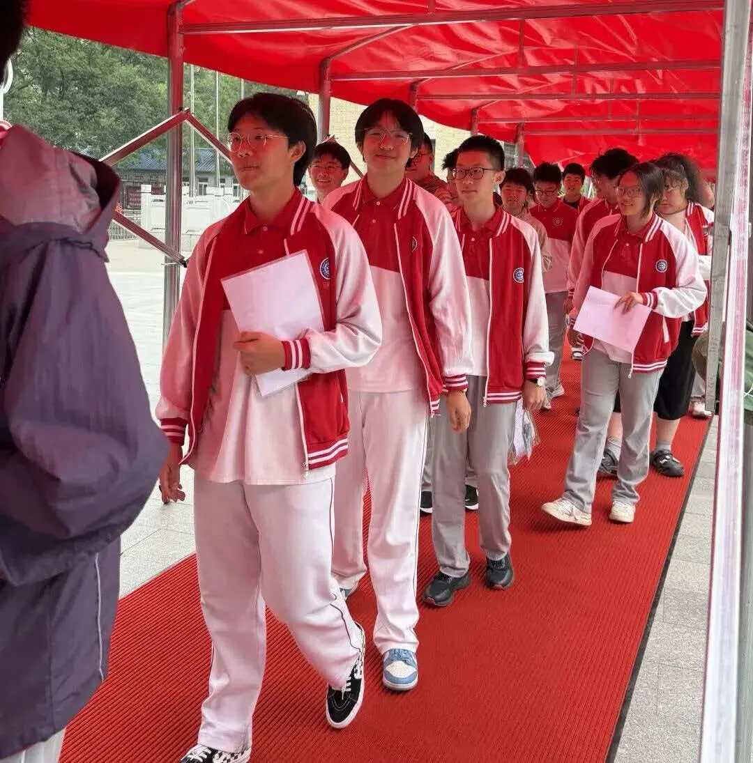 多图直击,北京中考首日——-第12张图片-四季读书网 多图直击,北京中考首日——-第12张图片-四季读书网