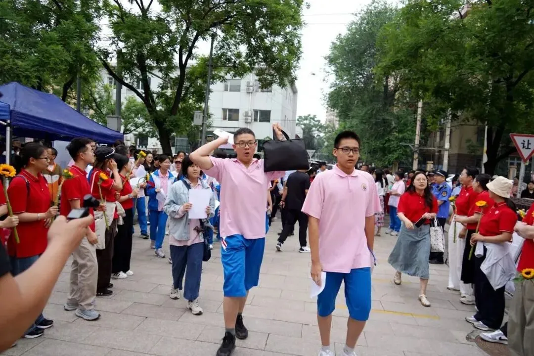 多图直击,北京中考首日——-第13张图片-四季读书网 多图直击,北京中考首日——-第13张图片-四季读书网