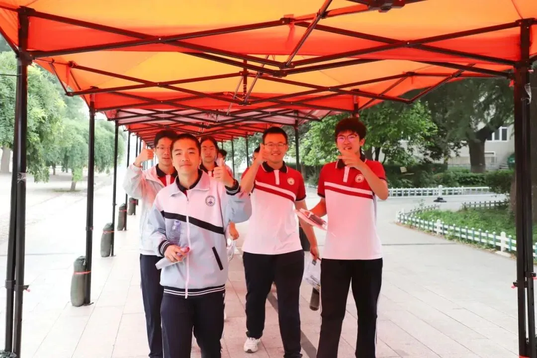 多图直击,北京中考首日——-第15张图片-四季读书网 多图直击,北京中考首日——-第15张图片-四季读书网