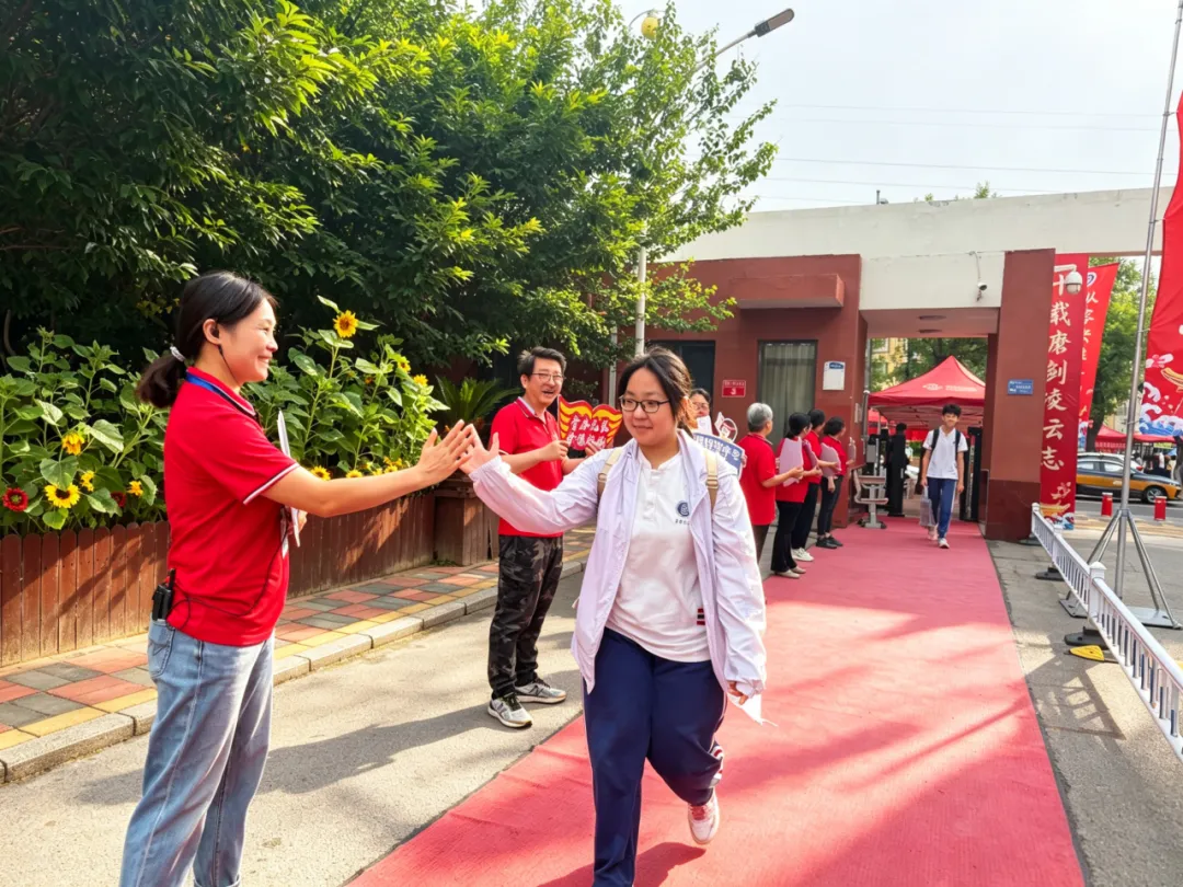 多图直击,北京中考首日——-第17张图片-四季读书网 多图直击,北京中考首日——-第17张图片-四季读书网