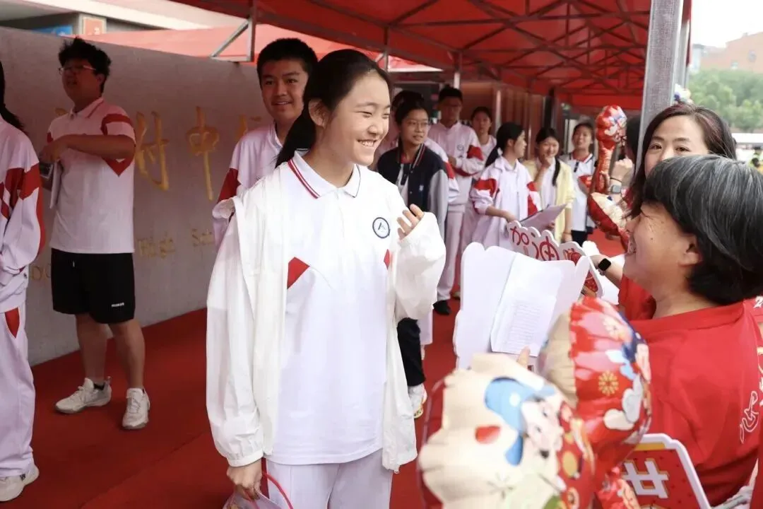 多图直击,北京中考首日——-第18张图片-四季读书网 多图直击,北京中考首日——-第18张图片-四季读书网