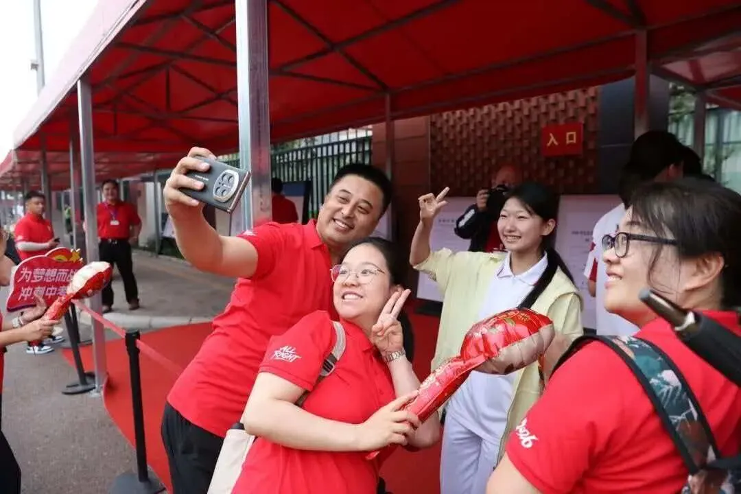多图直击,北京中考首日——-第20张图片-四季读书网 多图直击,北京中考首日——-第20张图片-四季读书网