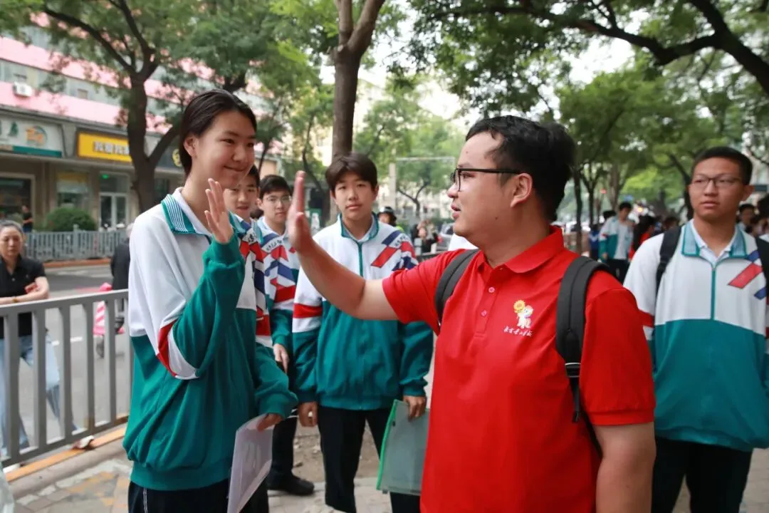 多图直击,北京中考首日——-第21张图片-四季读书网 多图直击,北京中考首日——-第21张图片-四季读书网