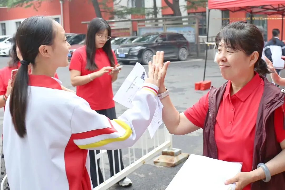 多图直击,北京中考首日——-第23张图片-四季读书网 多图直击,北京中考首日——-第23张图片-四季读书网