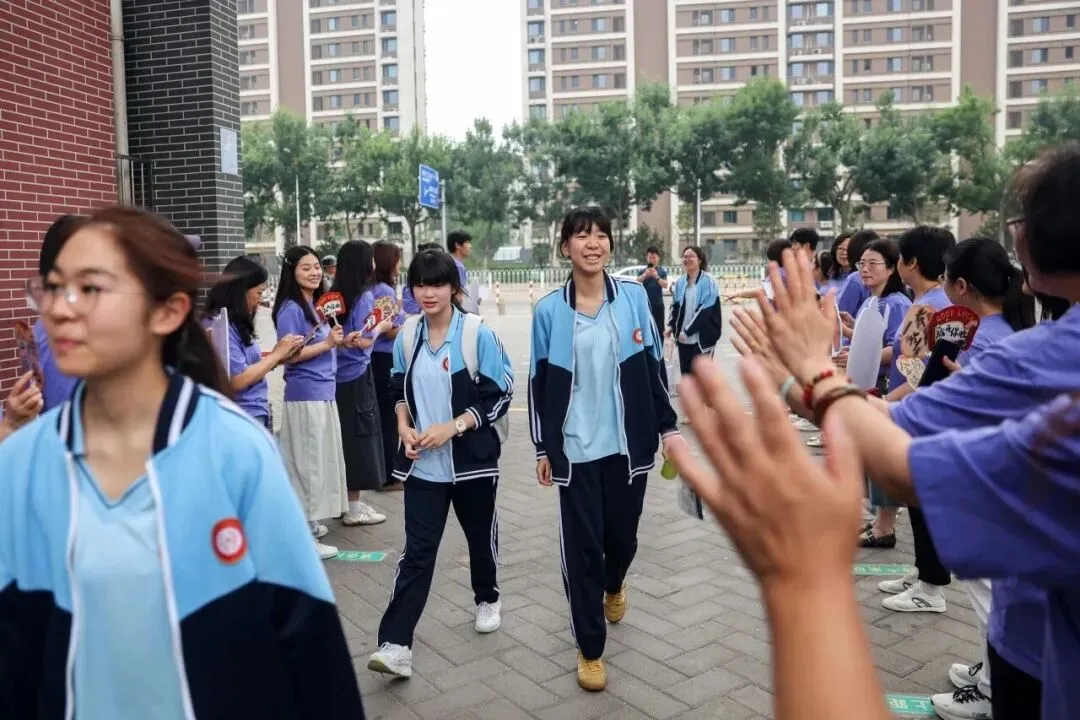 多图直击,北京中考首日——-第26张图片-四季读书网 多图直击,北京中考首日——-第26张图片-四季读书网