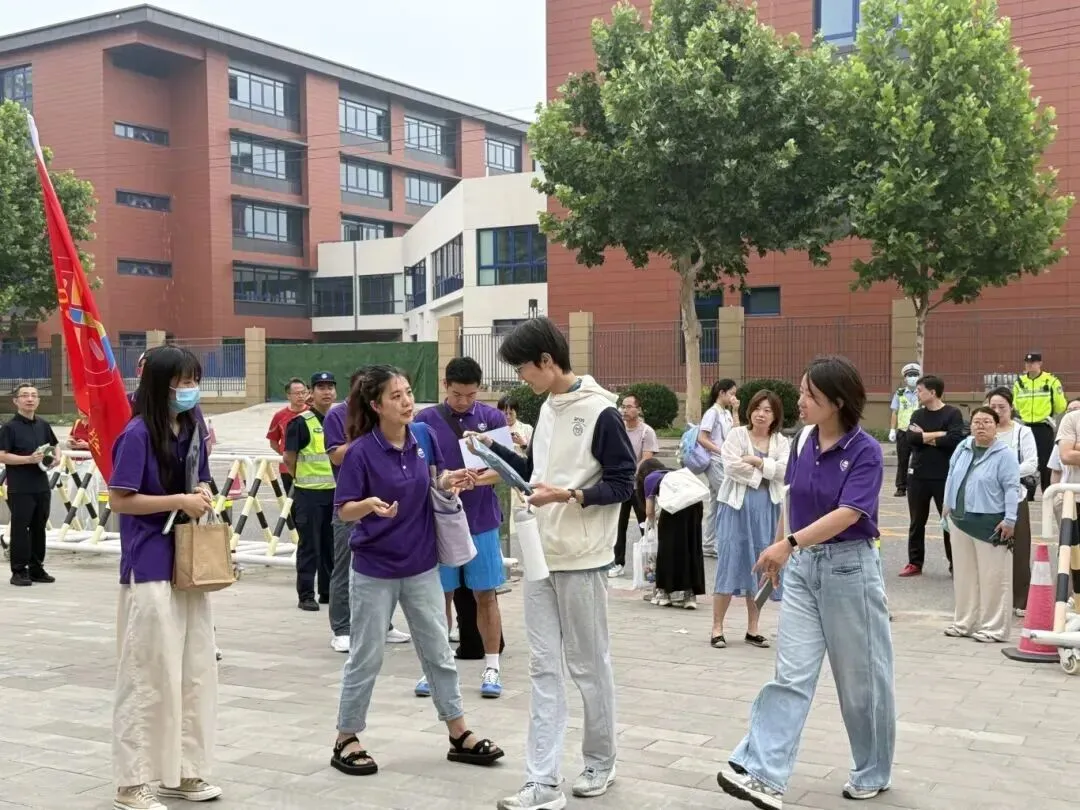 多图直击,北京中考首日——-第31张图片-四季读书网 多图直击,北京中考首日——-第31张图片-四季读书网