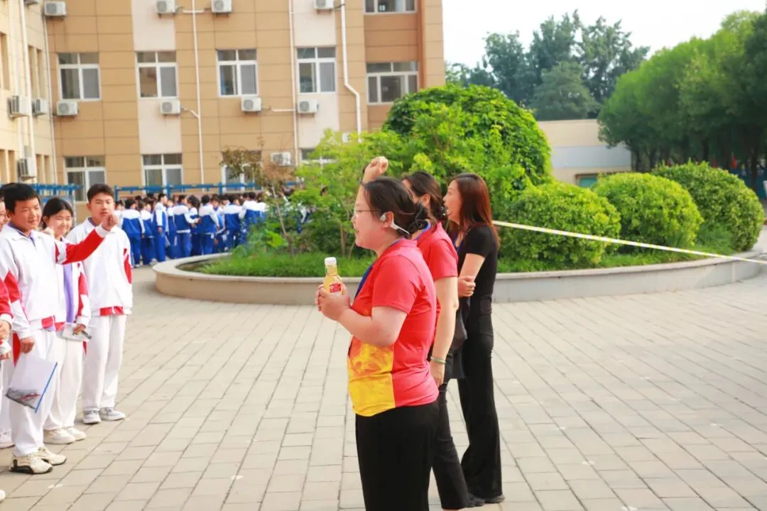 多图直击,北京中考首日——-第32张图片-四季读书网 多图直击,北京中考首日——-第32张图片-四季读书网
