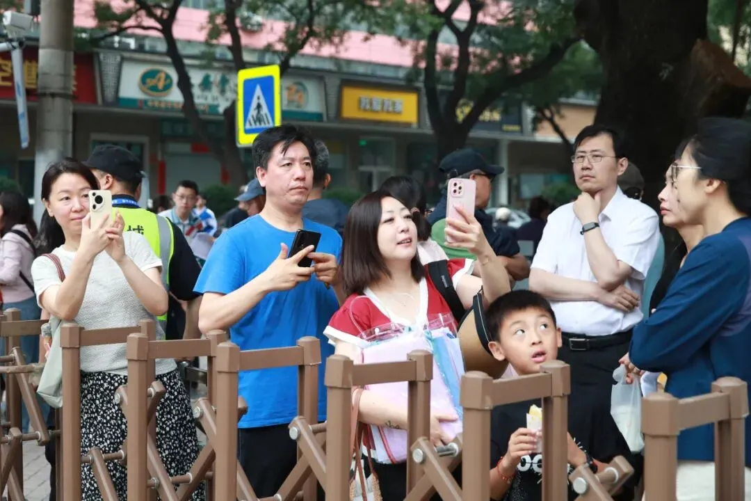 多图直击,北京中考首日——-第34张图片-四季读书网 多图直击,北京中考首日——-第34张图片-四季读书网