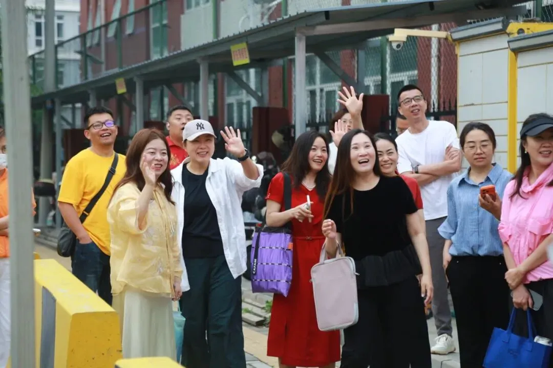 多图直击,北京中考首日——-第35张图片-四季读书网 多图直击,北京中考首日——-第35张图片-四季读书网