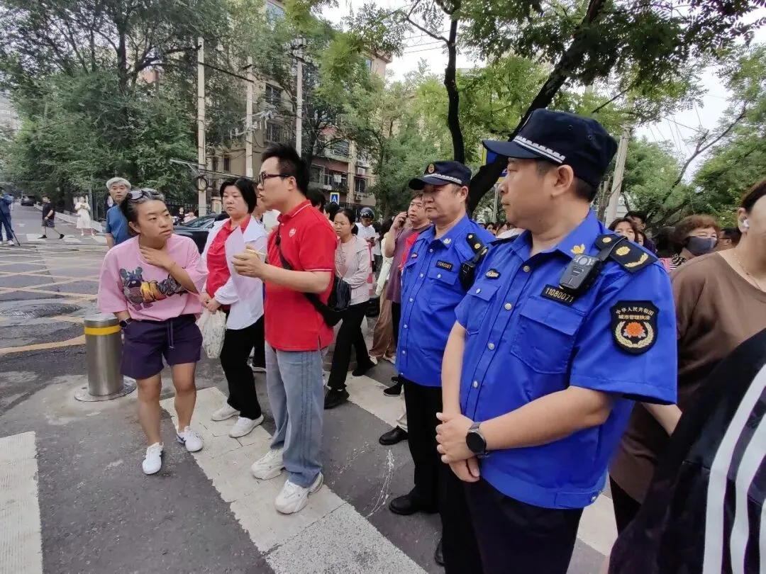 多图直击,北京中考首日——-第41张图片-四季读书网 多图直击,北京中考首日——-第41张图片-四季读书网