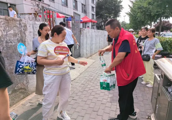 志愿送水暖人心 笔墨传情助中考—— 文峰区教育局开展中考志愿服务暖心行动-第2张图片-四季读书网 志愿送水暖人心 笔墨传情助中考—— 文峰区教育局开展中考志愿服务暖心行动-第2张图片-四季读书网