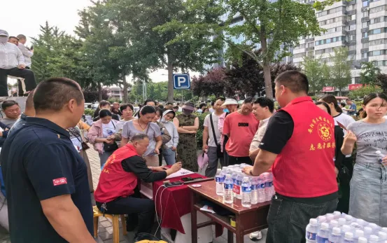 志愿送水暖人心 笔墨传情助中考—— 文峰区教育局开展中考志愿服务暖心行动-第3张图片-四季读书网 志愿送水暖人心 笔墨传情助中考—— 文峰区教育局开展中考志愿服务暖心行动-第3张图片-四季读书网