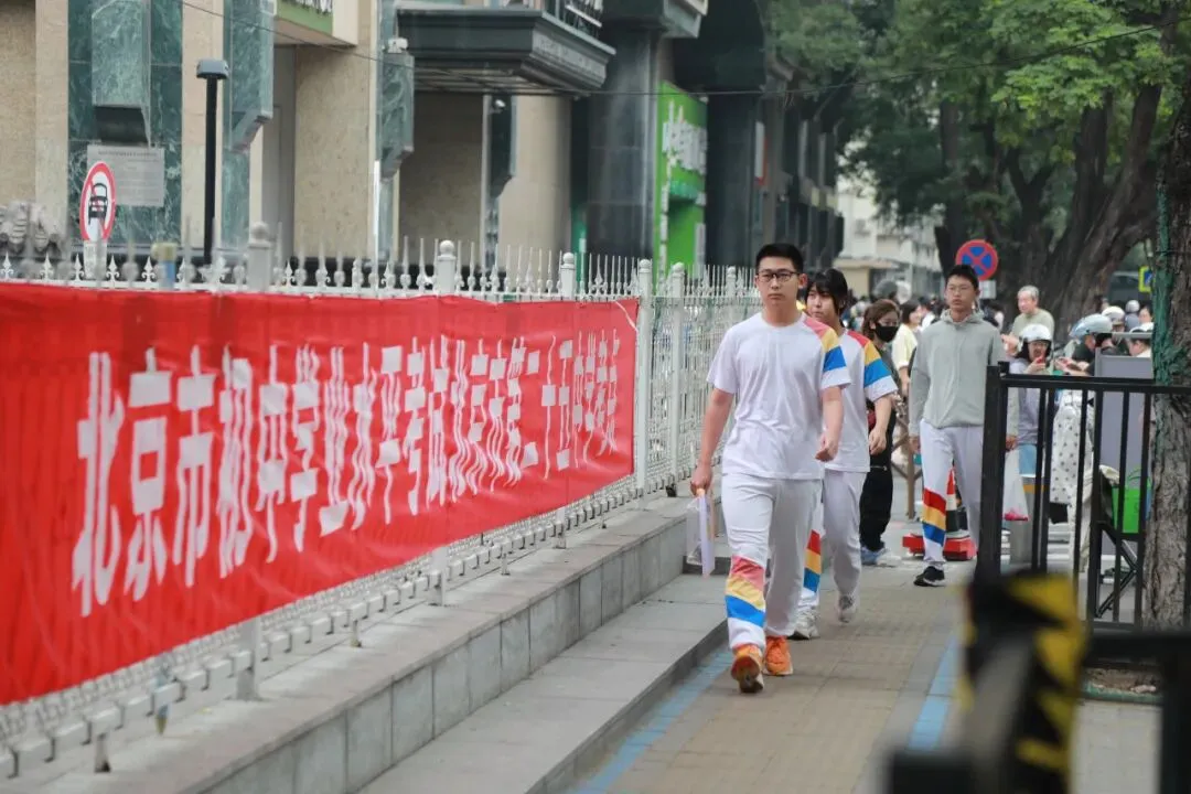 少年只管追梦!东城多部门联动护航,直击中考首日——-第2张图片-四季读书网
