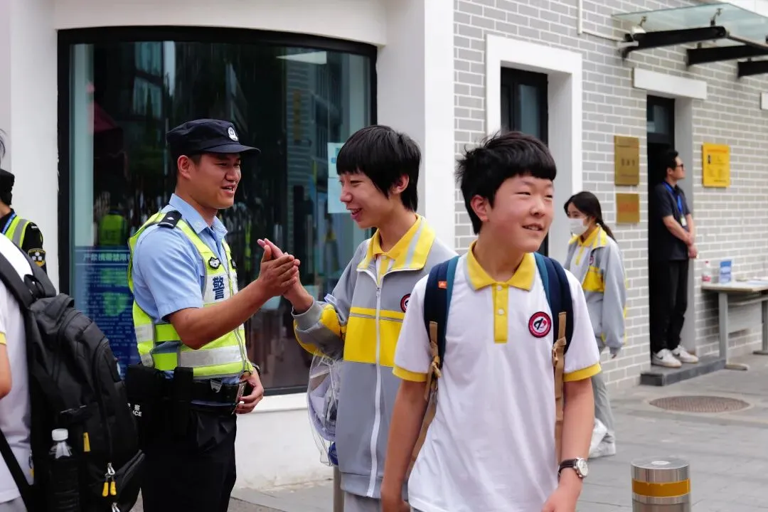 少年只管追梦!东城多部门联动护航,直击中考首日——-第4张图片-四季读书网