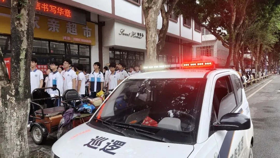 直击中考首日:场内少年提笔追梦,场外多方合力守护-第2张图片-四季读书网 直击中考首日:场内少年提笔追梦,场外多方合力守护-第2张图片-四季读书网