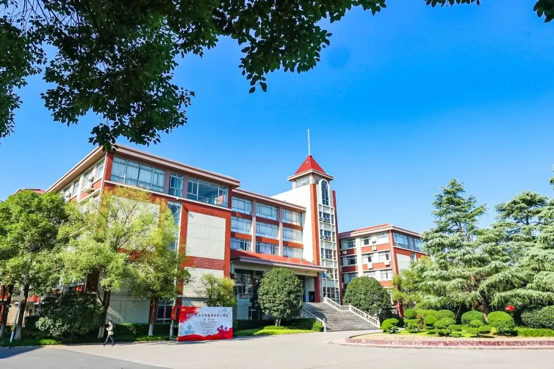 探校 | 中考后家长挤爆“国际中本贯通”:一年10万不到学费!毕业后被耶鲁、剑桥录取了…-第3张图片-四季读书网 探校 | 中考后家长挤爆“国际中本贯通”:一年10万不到学费!毕业后被耶鲁、剑桥录取了…-第3张图片-四季读书网