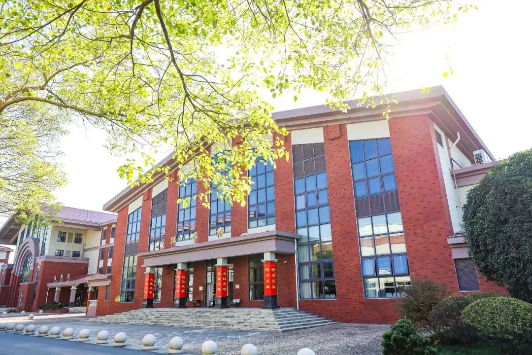 探校 | 中考后家长挤爆“国际中本贯通”:一年10万不到学费!毕业后被耶鲁、剑桥录取了…-第4张图片-四季读书网 探校 | 中考后家长挤爆“国际中本贯通”:一年10万不到学费!毕业后被耶鲁、剑桥录取了…-第4张图片-四季读书网