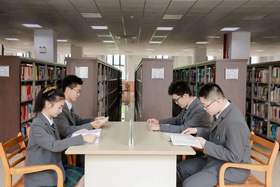 探校 | 中考后家长挤爆“国际中本贯通”:一年10万不到学费!毕业后被耶鲁、剑桥录取了…-第13张图片-四季读书网 探校 | 中考后家长挤爆“国际中本贯通”:一年10万不到学费!毕业后被耶鲁、剑桥录取了…-第13张图片-四季读书网