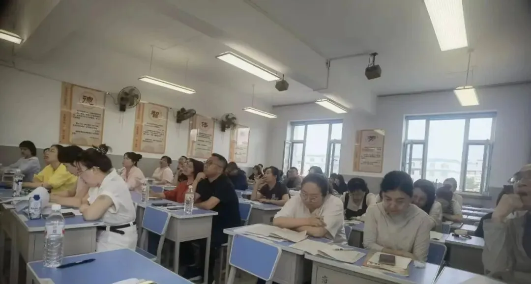 校园记录丨精研高考真题趋势 锚定素养育人方向——通榆县第一中学校举办2026 年高考试题研讨会-第13张图片-四季读书网 校园记录丨精研高考真题趋势 锚定素养育人方向——通榆县第一中学校举办2026 年高考试题研讨会-第13张图片-四季读书网