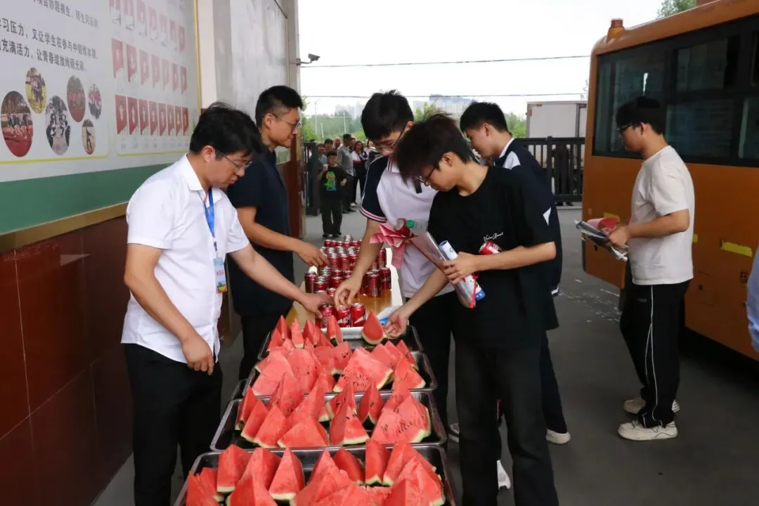 中考落幕,美好收官|清甜赴夏,为爱加冕!固始县文星学校暖心送别九年级学子-第19张图片-四季读书网 中考落幕,美好收官|清甜赴夏,为爱加冕!固始县文星学校暖心送别九年级学子-第19张图片-四季读书网